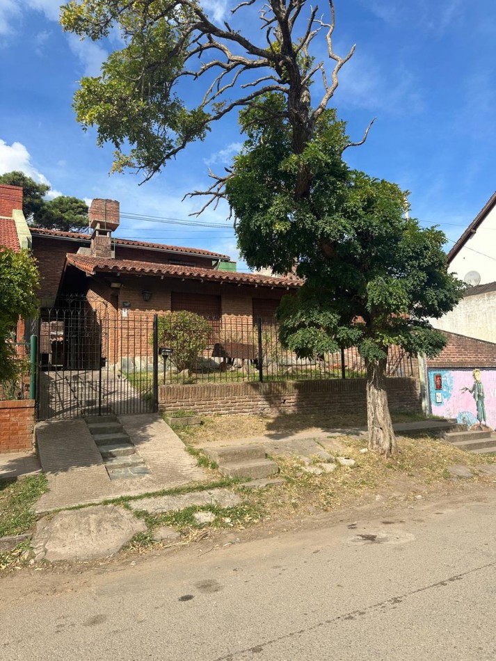   CASA CHALET  EN VENTA EN ZONA CENTRO VILLA GESELL