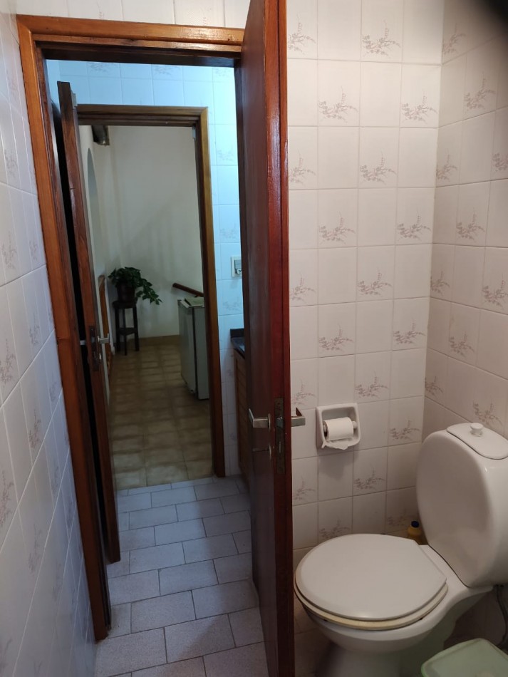 CASA 5 AMBIENTES , A 4 CUADRAS DEL MAR . 