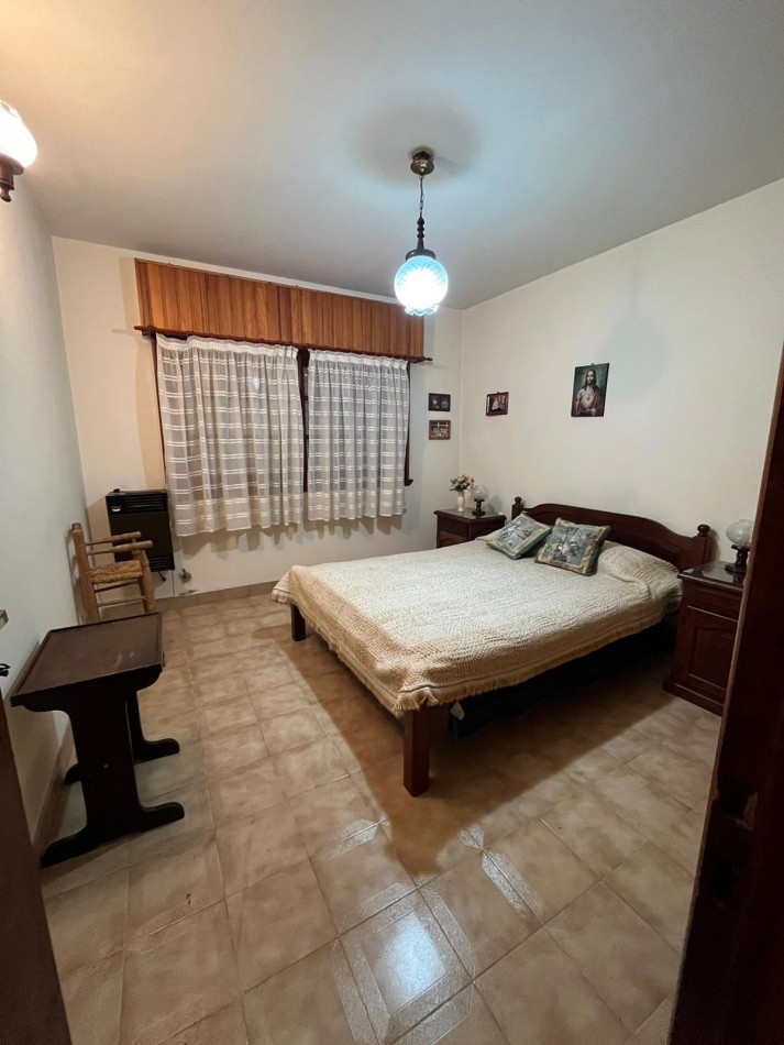 CASA 5 AMBIENTES , A 4 CUADRAS DEL MAR . 