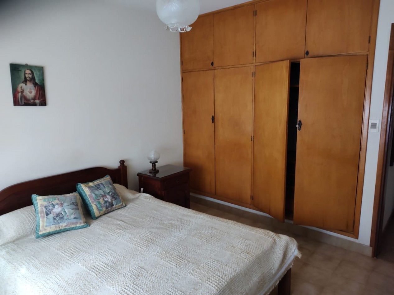 CASA 5 AMBIENTES , A 4 CUADRAS DEL MAR . 