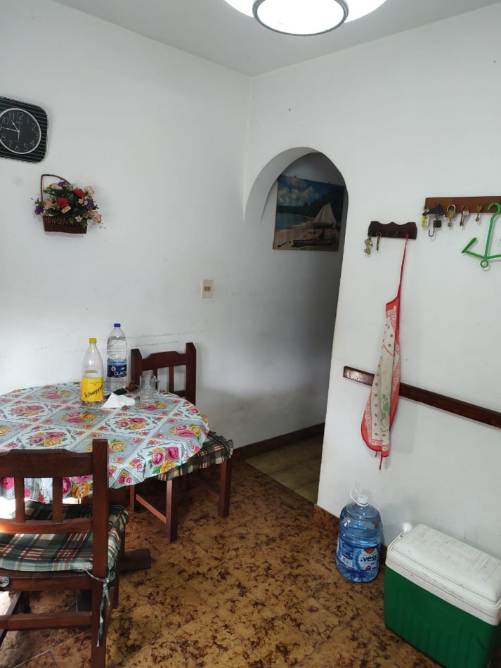 CASA 5 AMBIENTES , A 4 CUADRAS DEL MAR . 