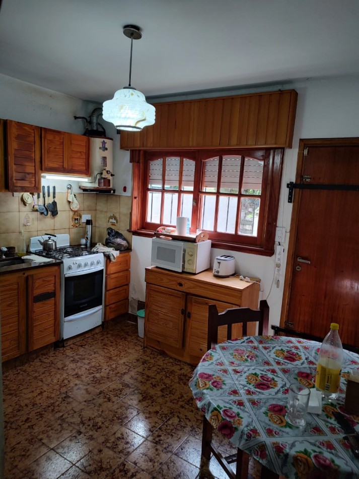 CASA 5 AMBIENTES , A 4 CUADRAS DEL MAR . 