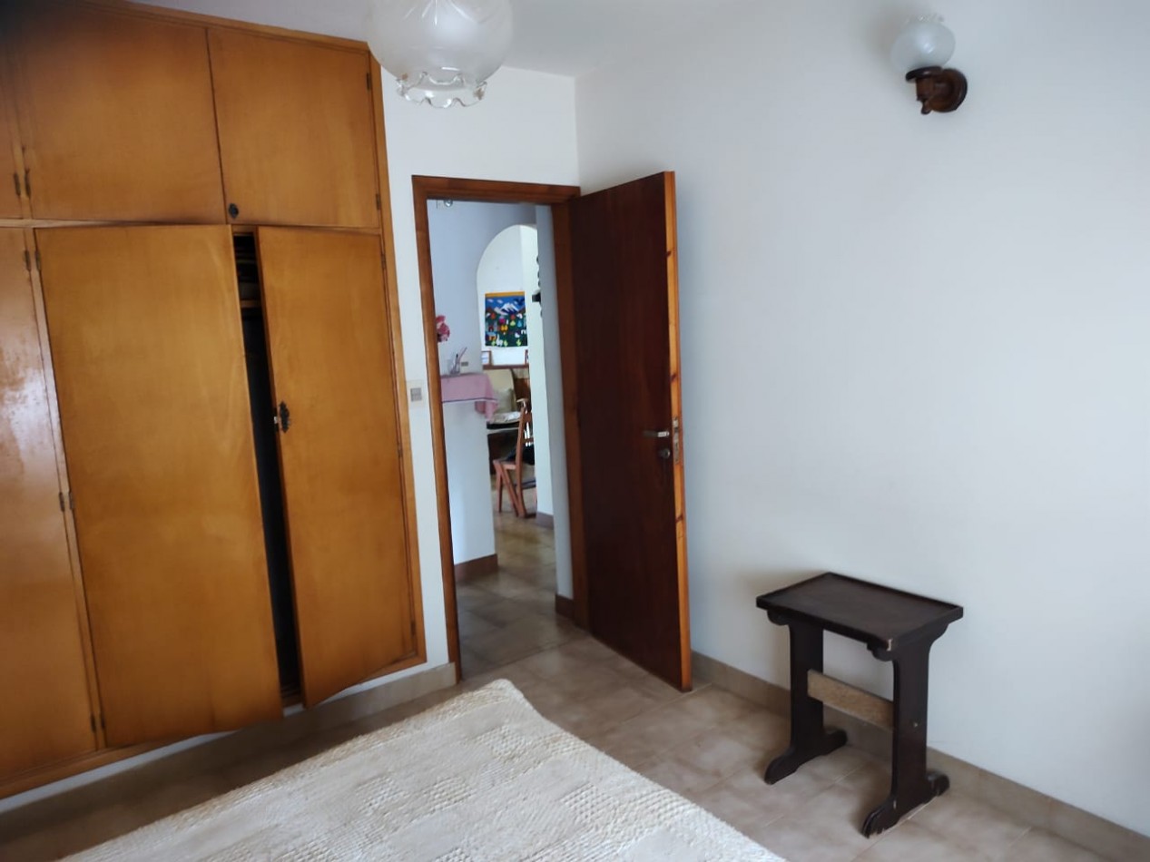 CASA 5 AMBIENTES , A 4 CUADRAS DEL MAR . 