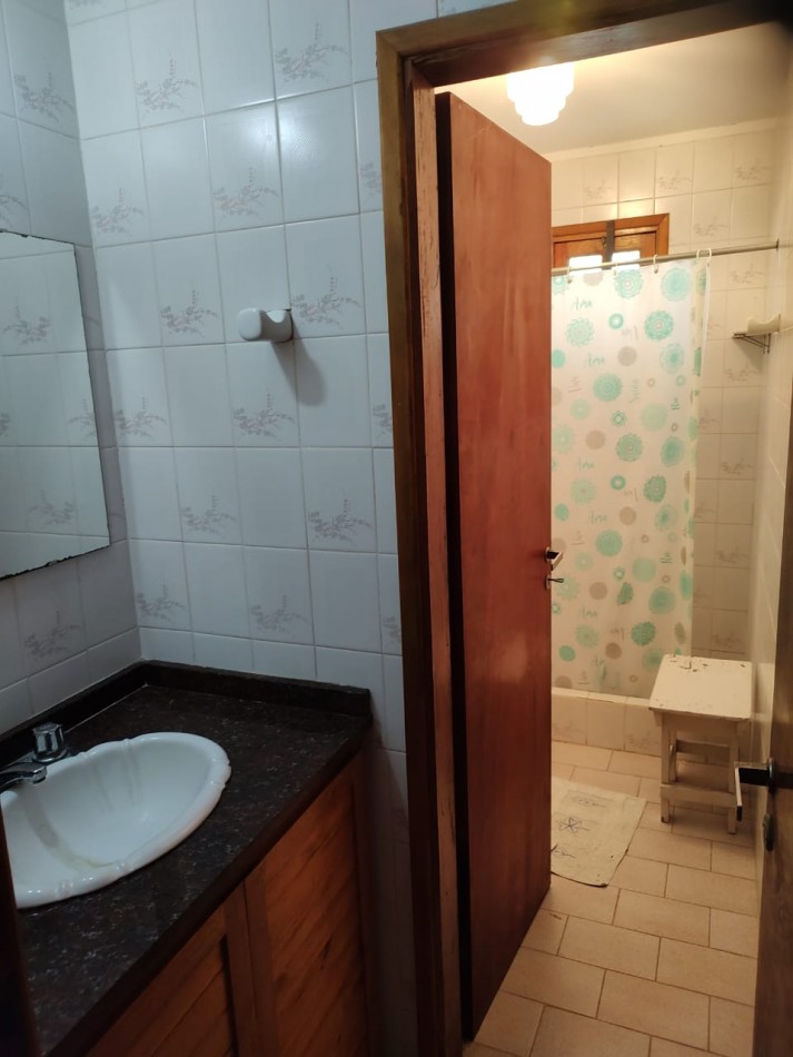 CASA 5 AMBIENTES , A 4 CUADRAS DEL MAR . 
