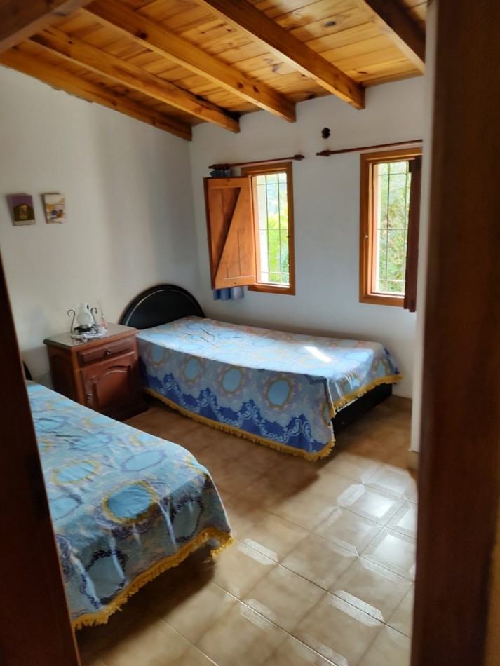CASA 5 AMBIENTES , A 4 CUADRAS DEL MAR . 