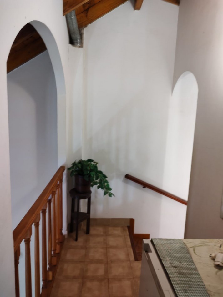 CASA 5 AMBIENTES , A 4 CUADRAS DEL MAR . 