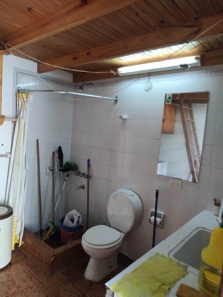 CASA 5 AMBIENTES , A 4 CUADRAS DEL MAR . 