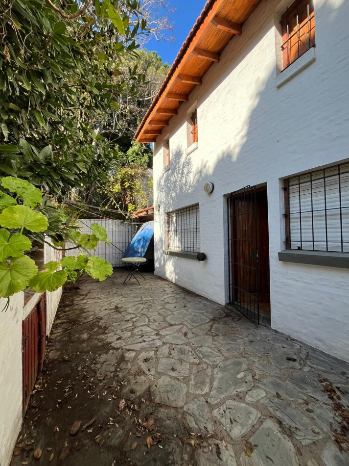 CASA 5 AMBIENTES , A 4 CUADRAS DEL MAR . 