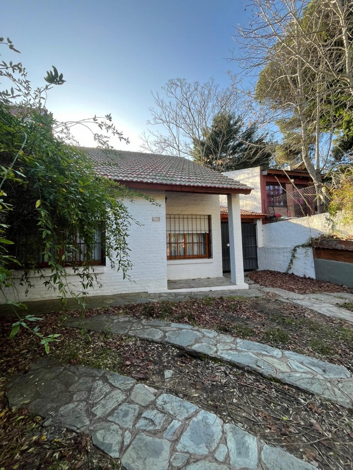 CASA 5 AMBIENTES , A 4 CUADRAS DEL MAR . 