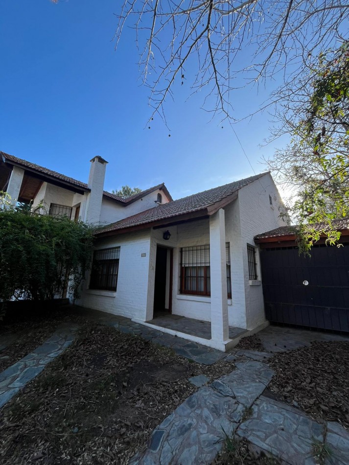 CASA 5 AMBIENTES , A 4 CUADRAS DEL MAR . 