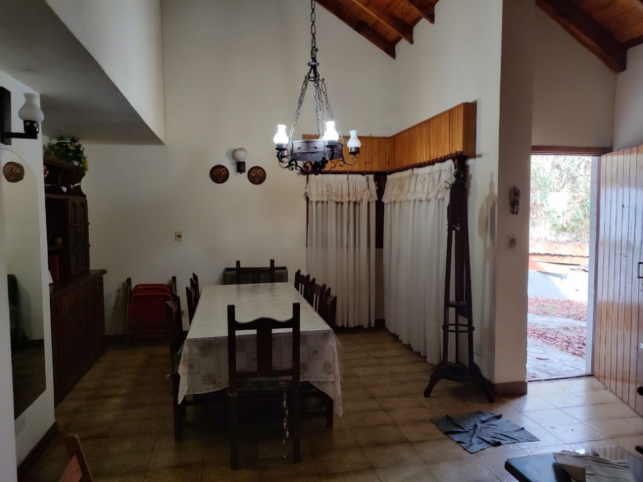 CASA 5 AMBIENTES , A 4 CUADRAS DEL MAR . 
