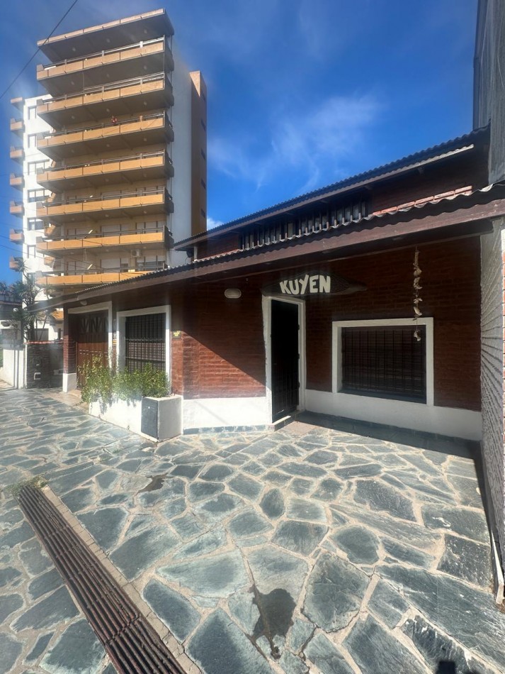  CASA  4  AMBIENTES A 100 MTS DEL MAR Y EN PLENO CENTRO!!