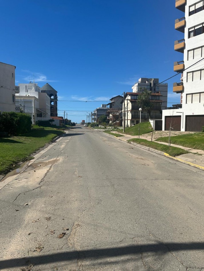  CASA  4  AMBIENTES A 100 MTS DEL MAR Y EN PLENO CENTRO!!