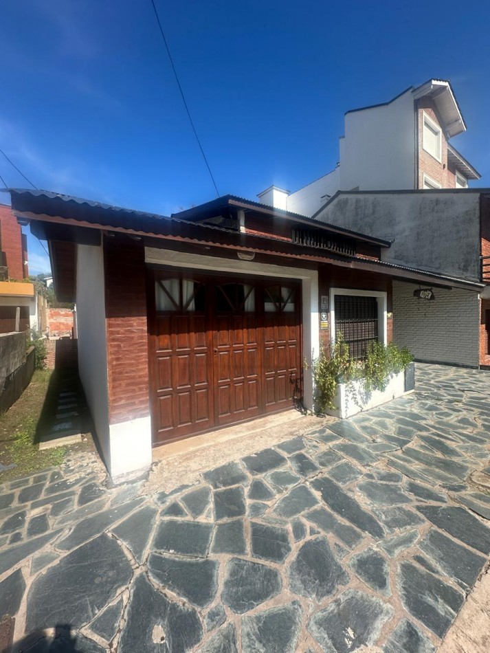  CASA  4  AMBIENTES A 100 MTS DEL MAR Y EN PLENO CENTRO!!