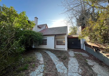 CASA 5 AMBIENTES , A 4 CUADRAS DEL MAR . 
