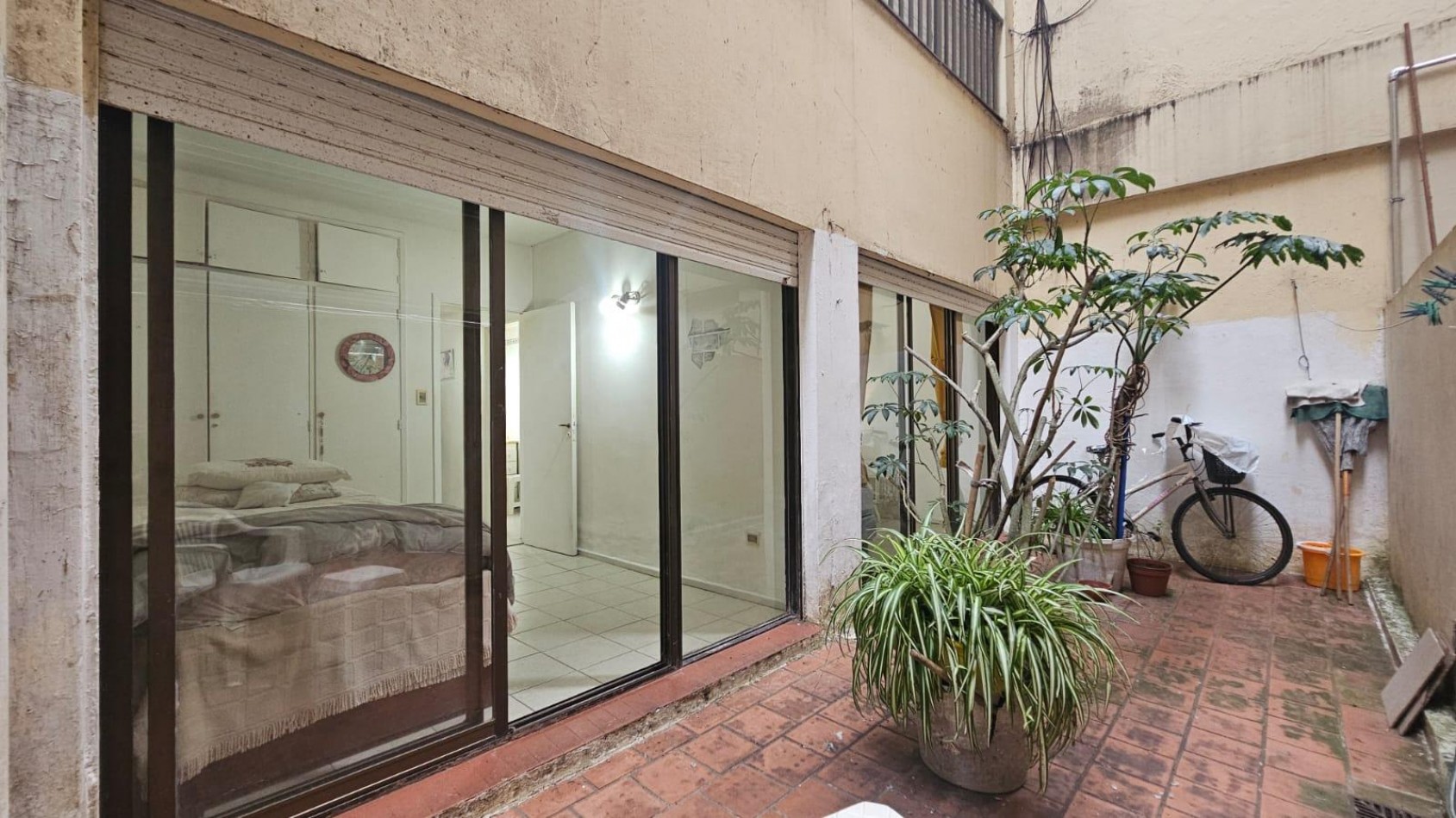 DEPARTAMENTO 3 AMBIENTES CON BALCON Y PATIO FRENTE AL ALDREY
