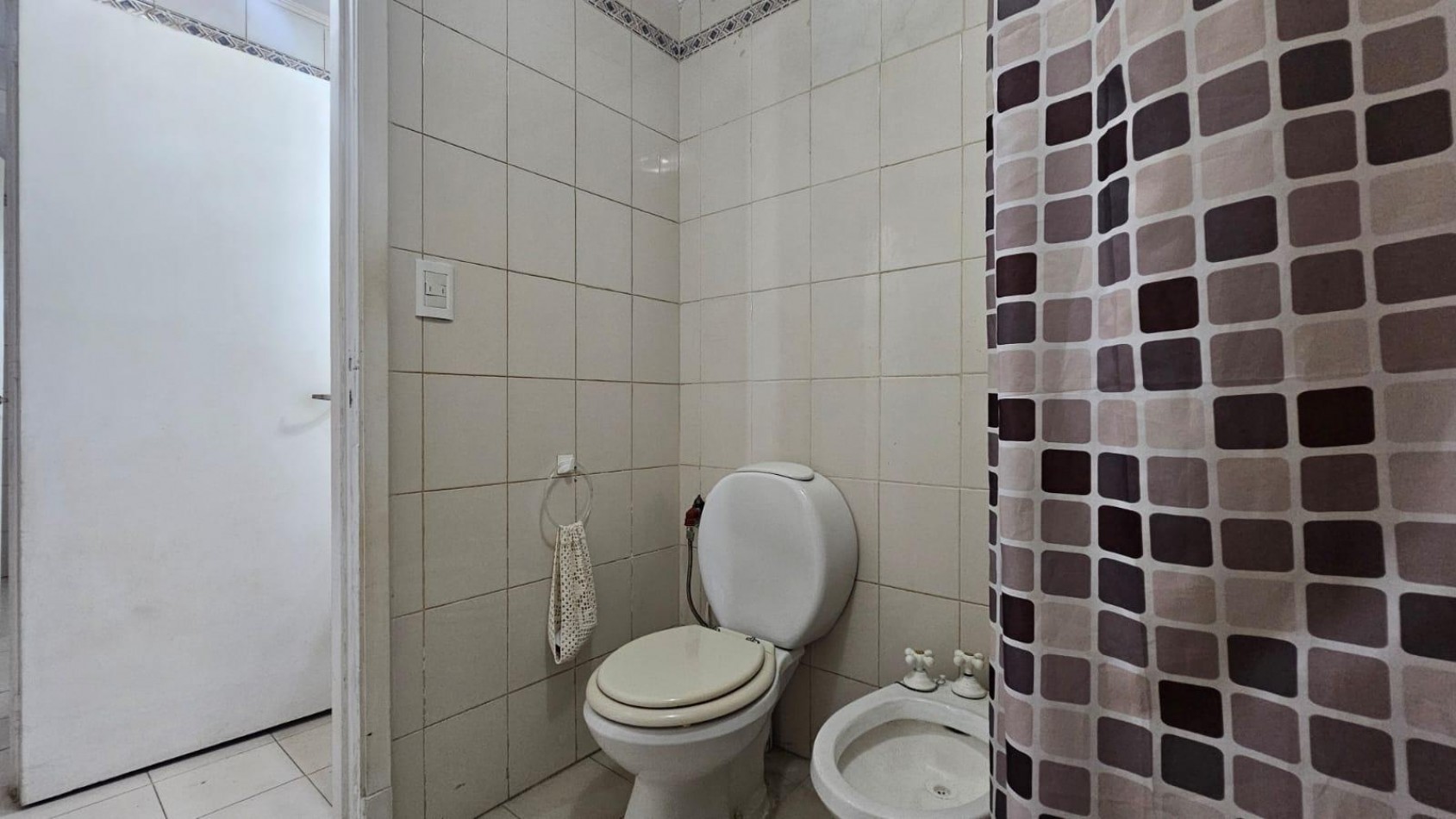DEPARTAMENTO 3 AMBIENTES CON BALCON Y PATIO FRENTE AL ALDREY
