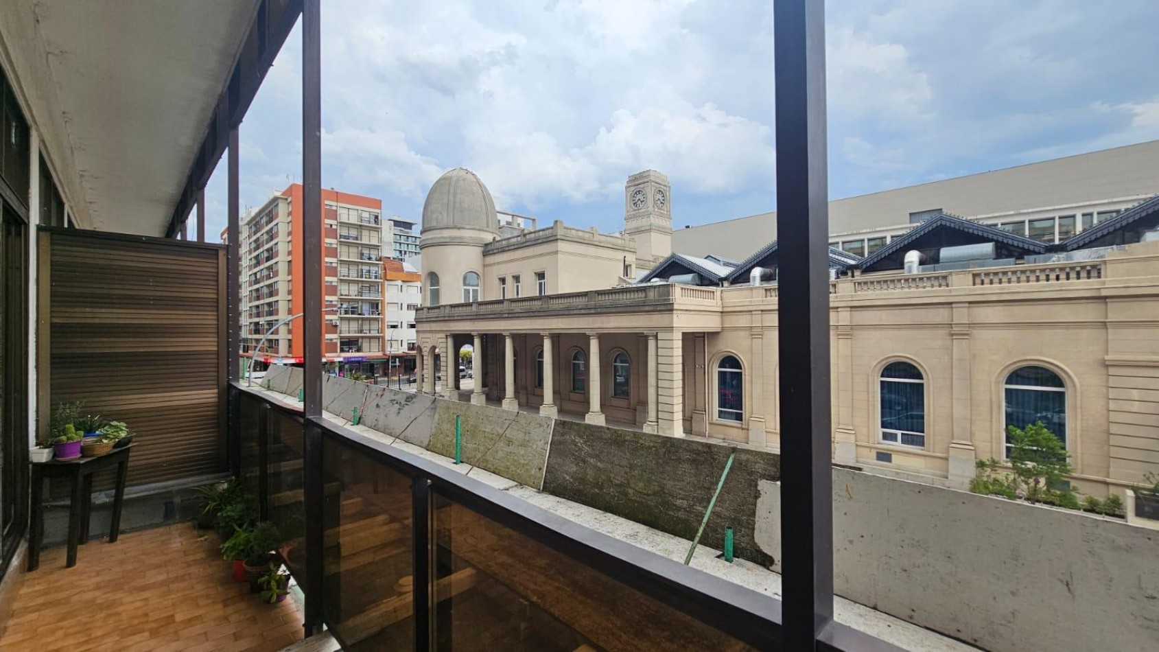 DEPARTAMENTO 3 AMBIENTES CON BALCON Y PATIO FRENTE AL ALDREY