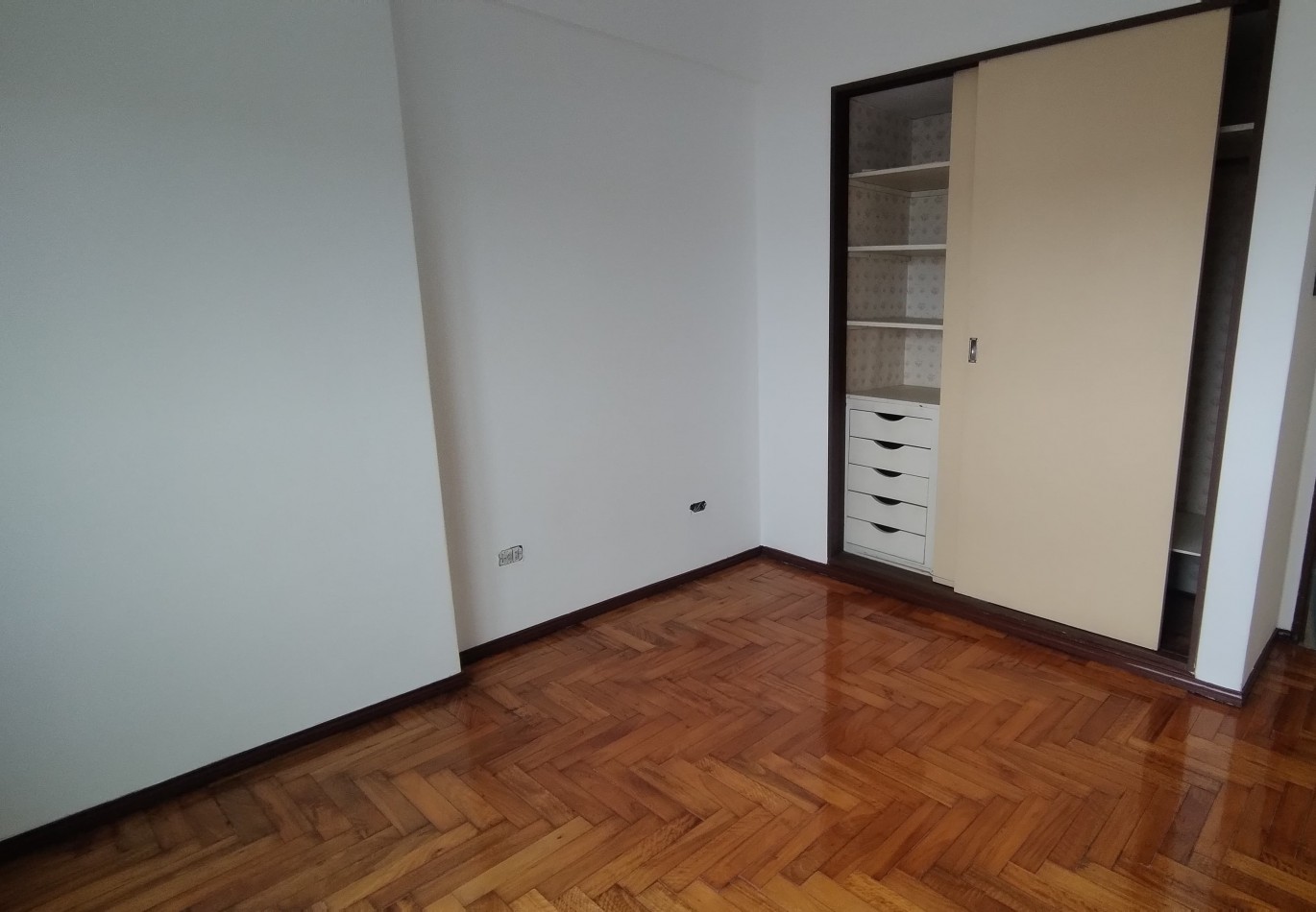 DEPARTAMENTO 4 AMBIENTES A LA CALLE 