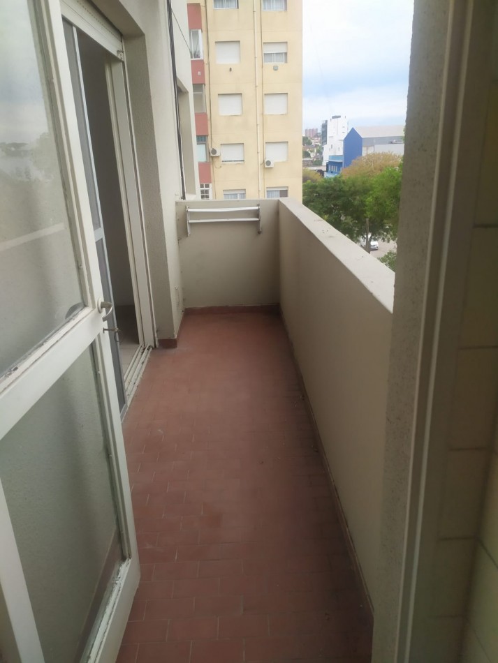 DEPARTAMENTO 4 AMBIENTES A LA CALLE 