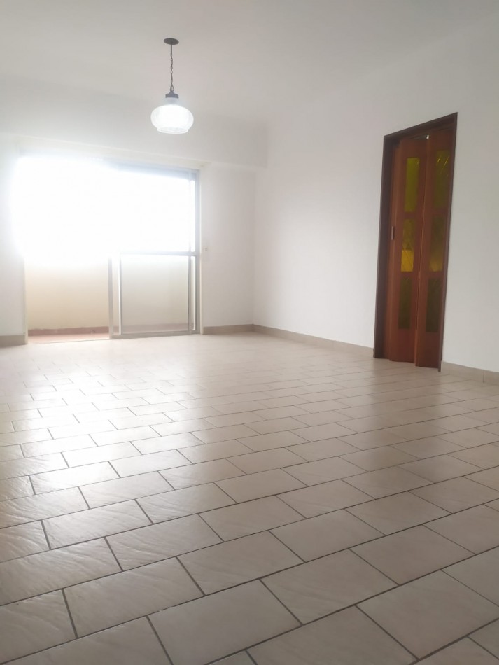 DEPARTAMENTO 4 AMBIENTES A LA CALLE 