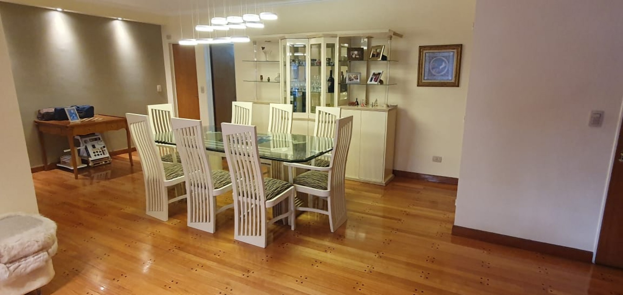 Confortable  semipiso con excelente distribucion y estado impecable!! Amplios balcones