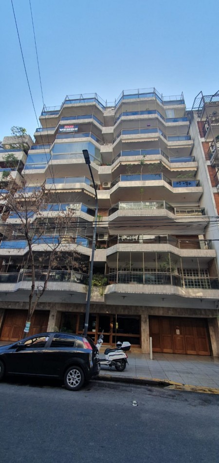Confortable  semipiso con excelente distribucion y estado impecable!! Amplios balcones