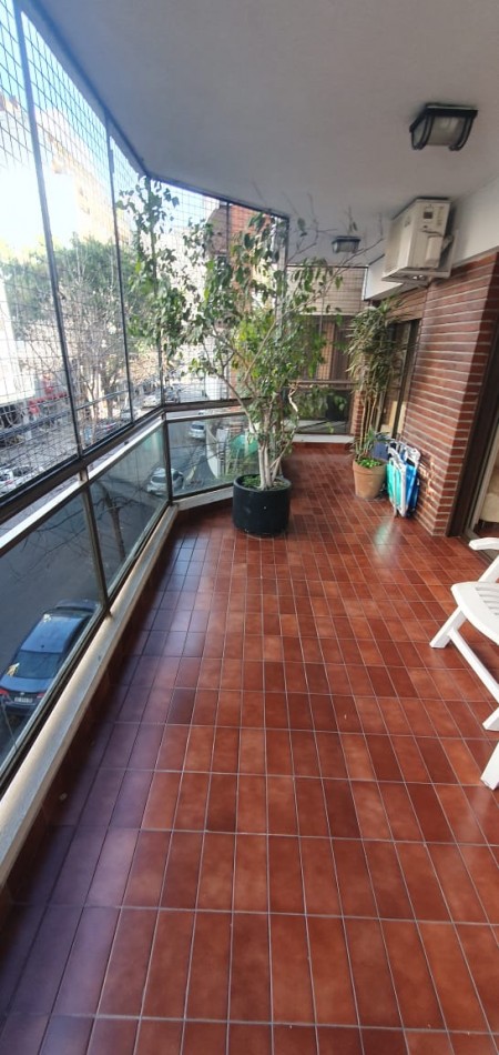Confortable  semipiso con excelente distribucion y estado impecable!! Amplios balcones