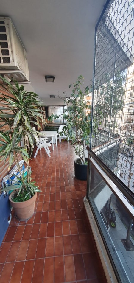 Confortable  semipiso con excelente distribucion y estado impecable!! Amplios balcones