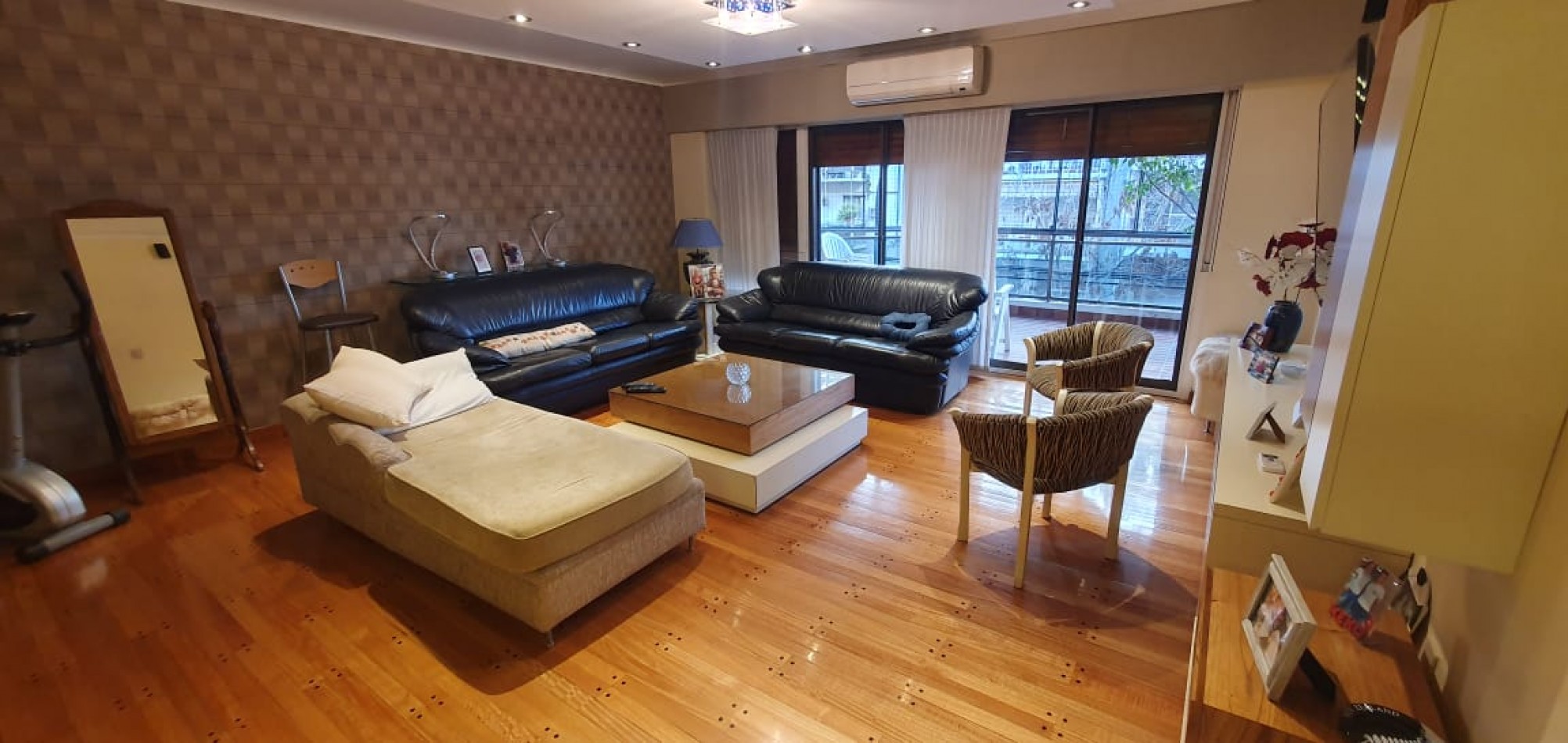 Confortable  semipiso con excelente distribucion y estado impecable!! Amplios balcones