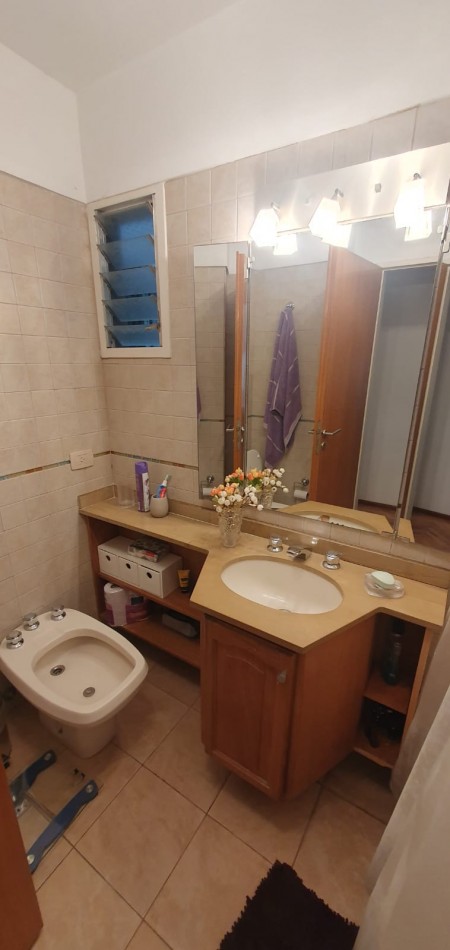 Confortable  semipiso con excelente distribucion y estado impecable!! Amplios balcones