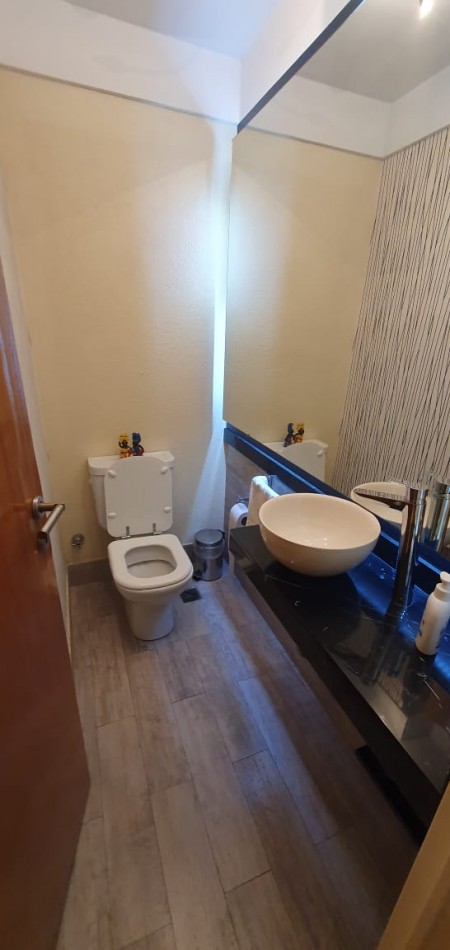 Confortable  semipiso con excelente distribucion y estado impecable!! Amplios balcones