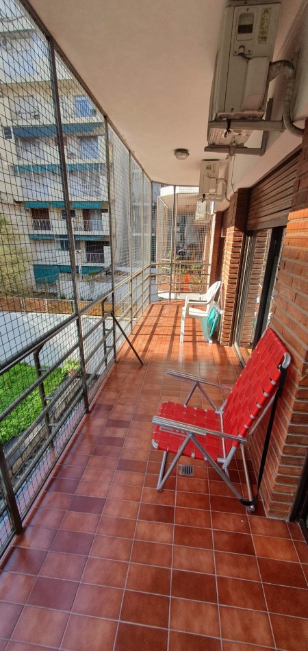 Confortable  semipiso con excelente distribucion y estado impecable!! Amplios balcones