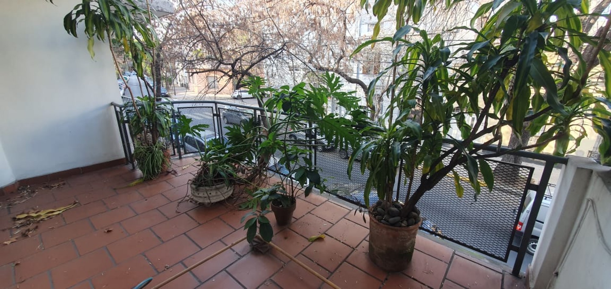 Confortable y amplio PH, con patio y gran terraza propia