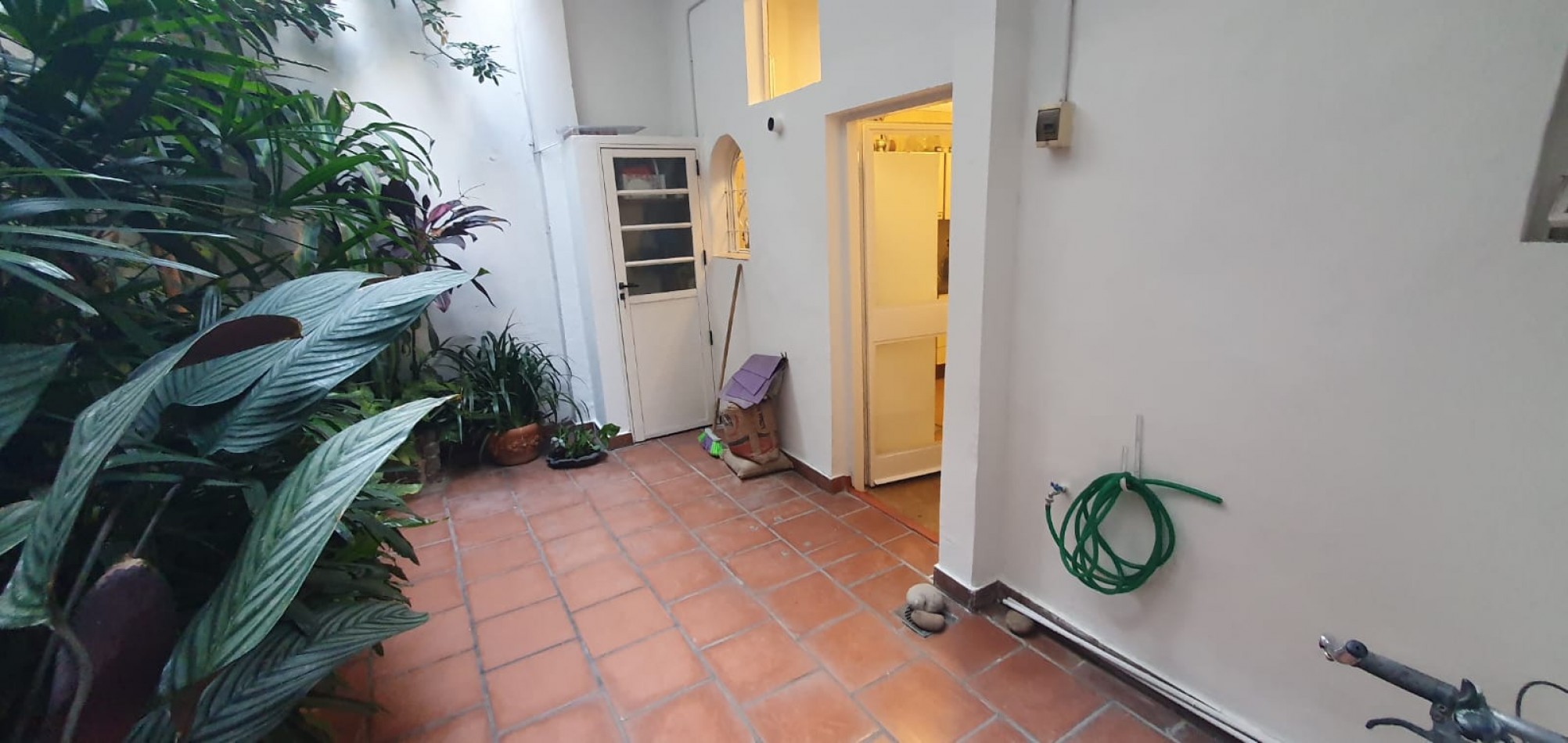 Confortable y amplio PH, con patio y gran terraza propia