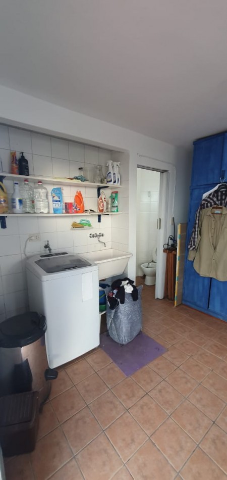 Confortable y amplio PH, con patio y gran terraza propia
