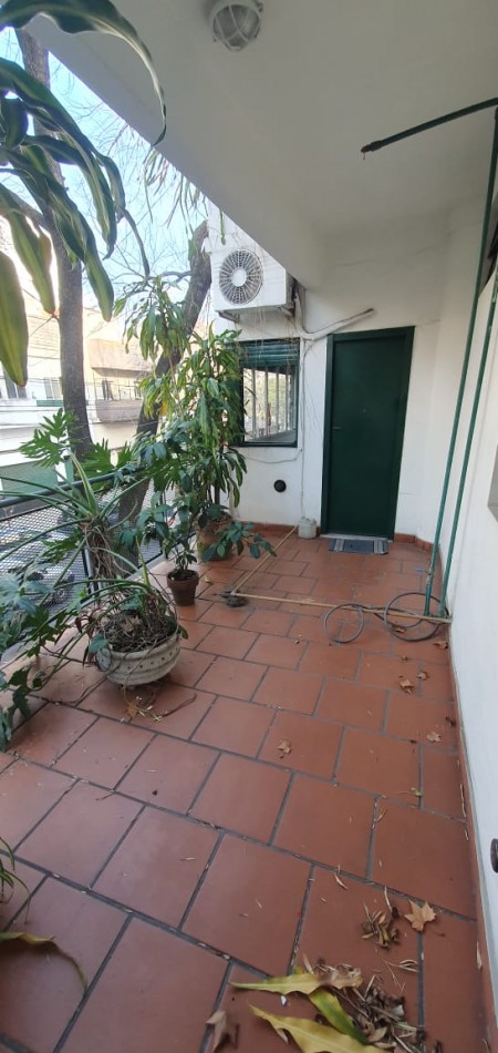 Confortable y amplio PH, con patio y gran terraza propia