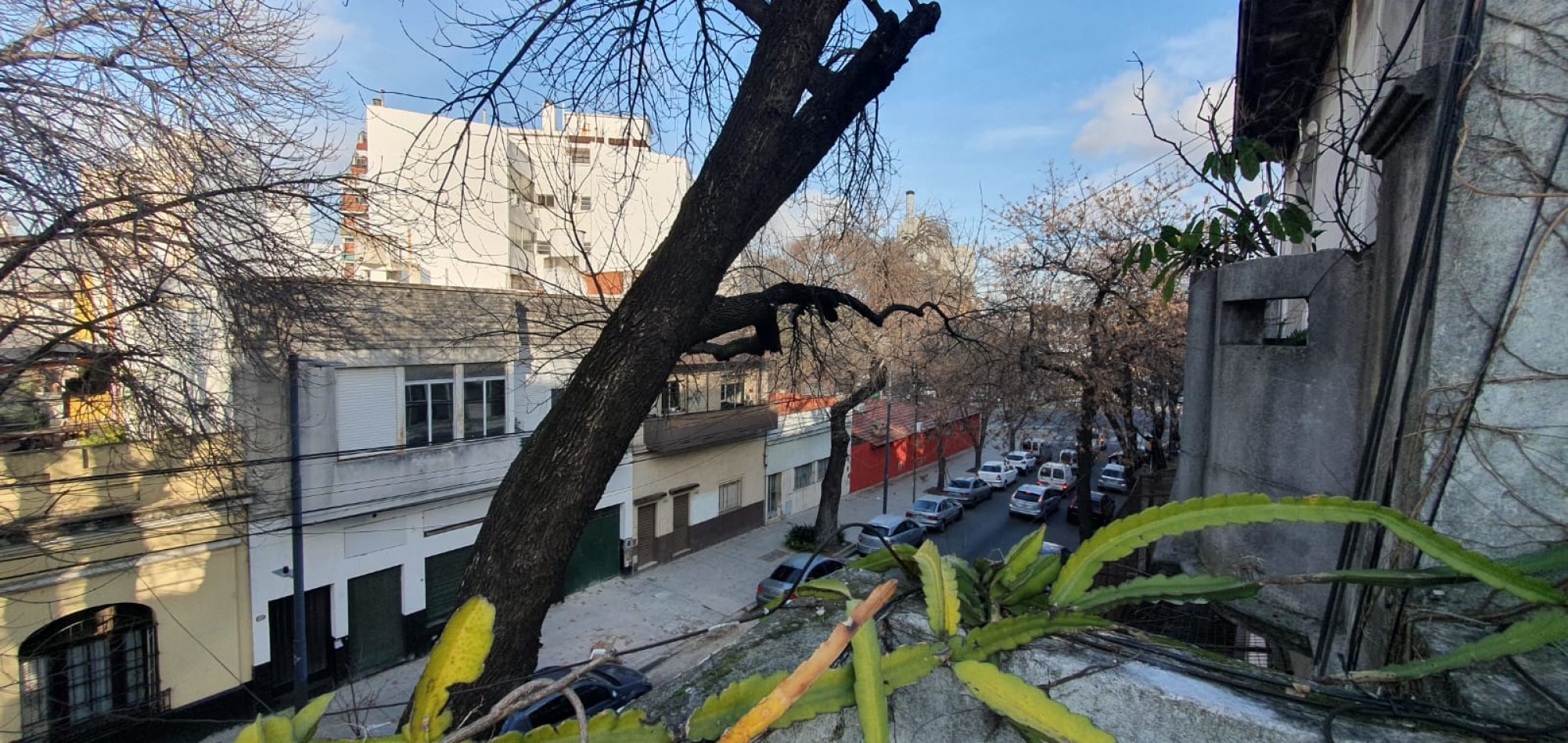 Confortable y amplio PH, con patio y gran terraza propia