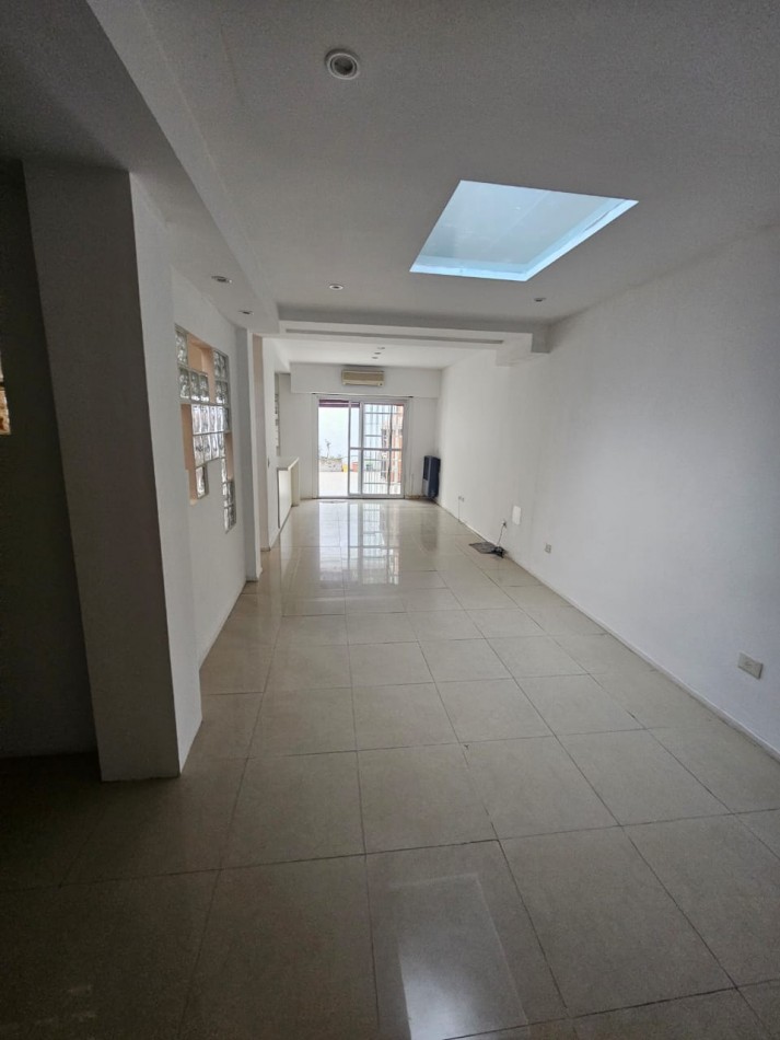 Hermosa casa con patio y parrilla . Luminosa con 5 dormitorios!!! en barrio tranquilo y cerca de avenidas. Con cochera cubierta