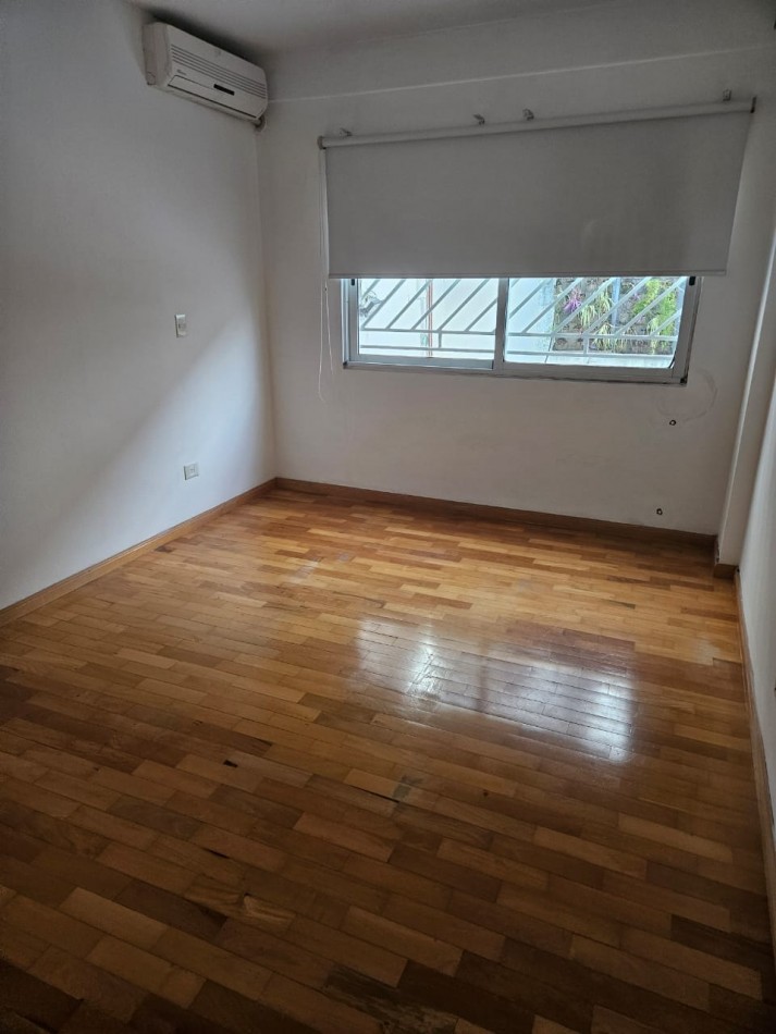 Hermosa casa con patio y parrilla . Luminosa con 5 dormitorios!!! en barrio tranquilo y cerca de avenidas. Con cochera cubierta