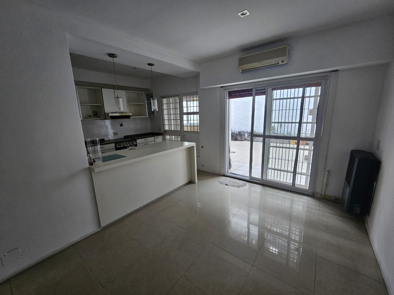 Hermosa casa con patio y parrilla . Luminosa con 5 dormitorios!!! en barrio tranquilo y cerca de avenidas. Con cochera cubierta