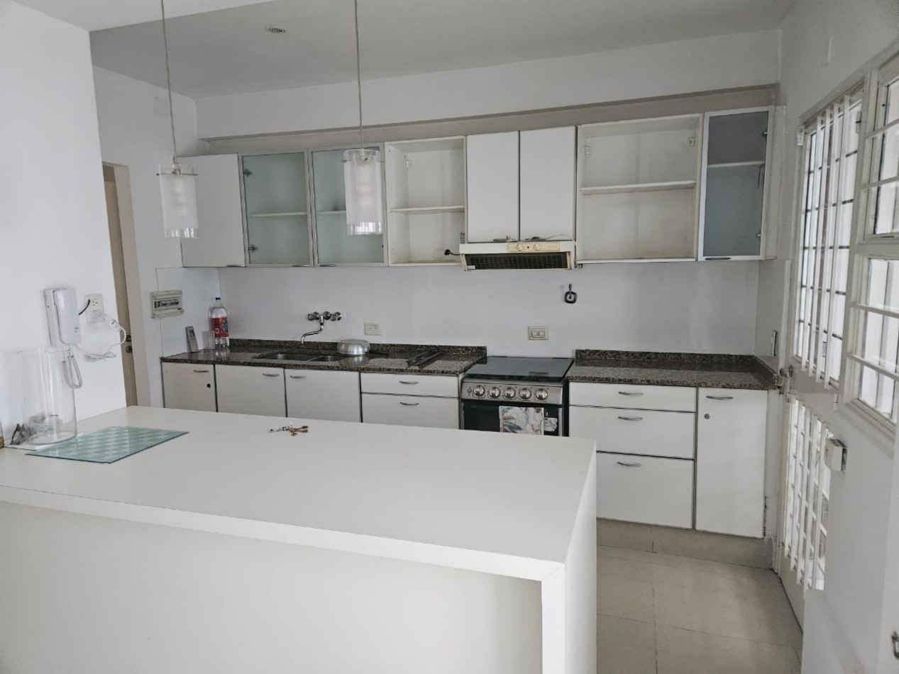 Hermosa casa con patio y parrilla . Luminosa con 5 dormitorios!!! en barrio tranquilo y cerca de avenidas. Con cochera cubierta