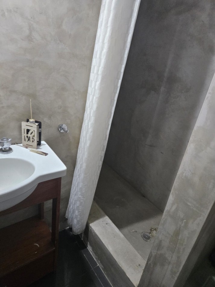 Hermosa casa con patio y parrilla . Luminosa con 5 dormitorios!!! en barrio tranquilo y cerca de avenidas. Con cochera cubierta