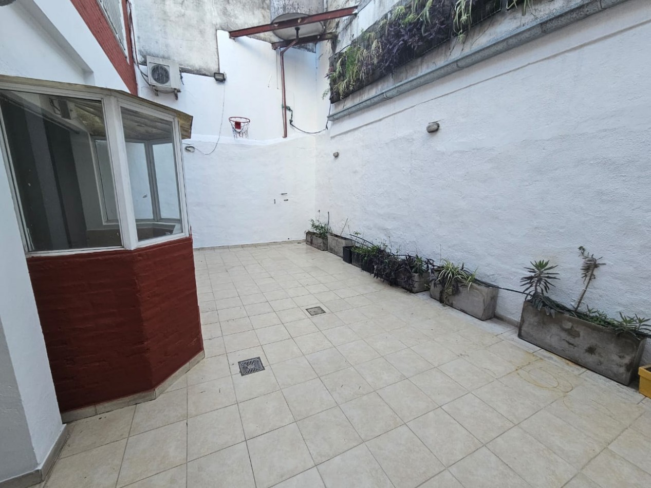 Hermosa casa con patio y parrilla . Luminosa con 5 dormitorios!!! en barrio tranquilo y cerca de avenidas. Con cochera cubierta