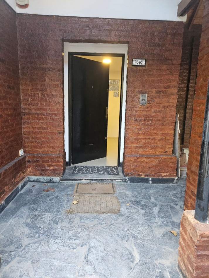 Hermosa casa con patio y parrilla . Luminosa con 5 dormitorios!!! en barrio tranquilo y cerca de avenidas. Con cochera cubierta