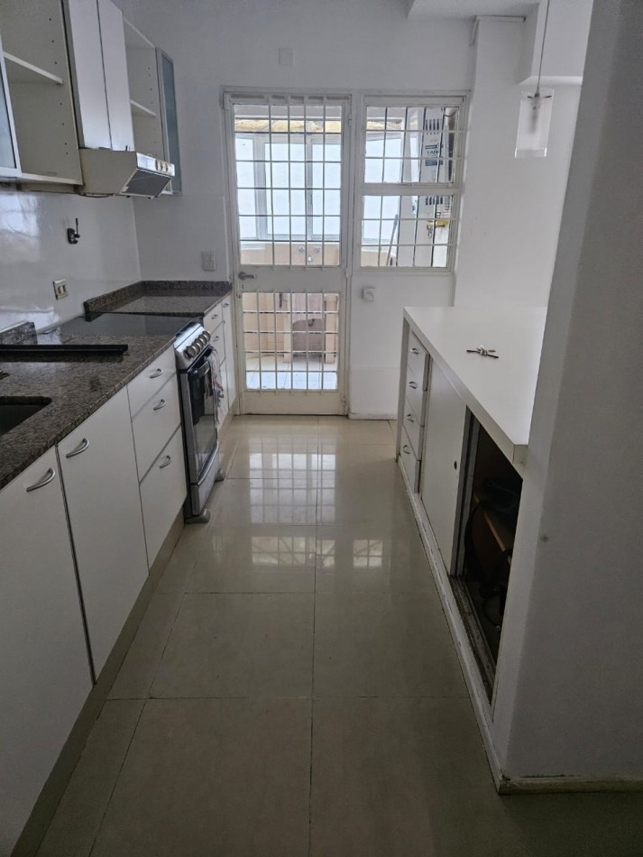 Hermosa casa con patio y parrilla . Luminosa con 5 dormitorios!!! en barrio tranquilo y cerca de avenidas. Con cochera cubierta