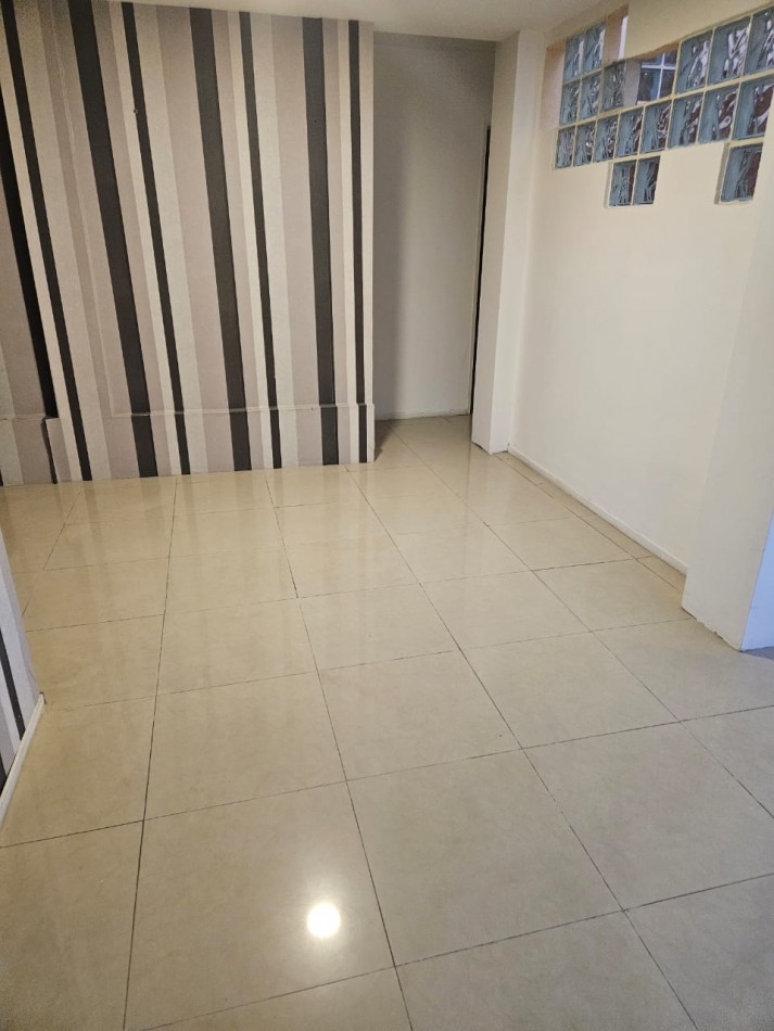 Hermosa casa con patio y parrilla . Luminosa con 5 dormitorios!!! en barrio tranquilo y cerca de avenidas. Con cochera cubierta