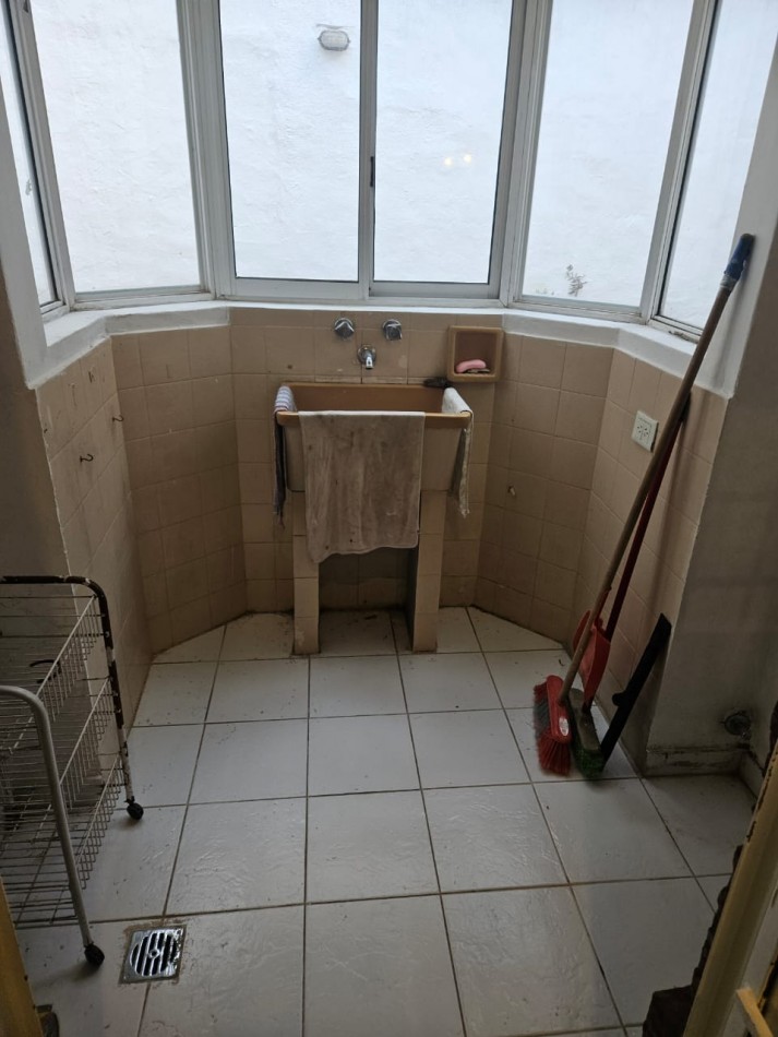 Hermosa casa con patio y parrilla . Luminosa con 5 dormitorios!!! en barrio tranquilo y cerca de avenidas. Con cochera cubierta