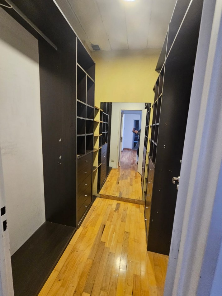 Hermosa casa con patio y parrilla . Luminosa con 5 dormitorios!!! en barrio tranquilo y cerca de avenidas. Con cochera cubierta