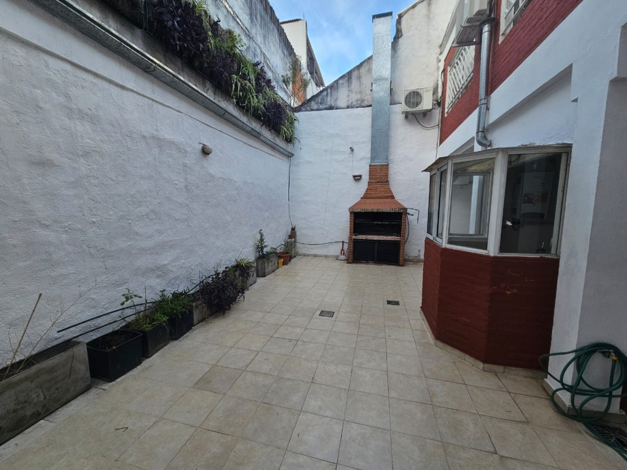 Hermosa casa con patio y parrilla . Luminosa con 5 dormitorios!!! en barrio tranquilo y cerca de avenidas. Con cochera cubierta